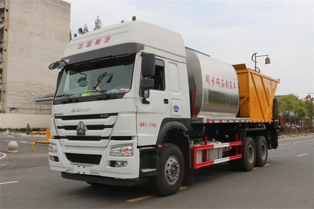 同步碎石封層車(chē)-重汽豪沃后雙橋同步碎石封層車(chē)