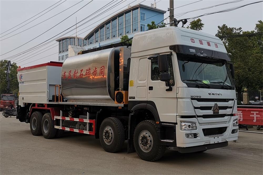 同步碎石封層車(chē)-重汽豪沃前四后八同步碎石封層車(chē)